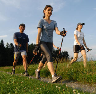 Скандинавская ходьба с палками - польза для здоровья