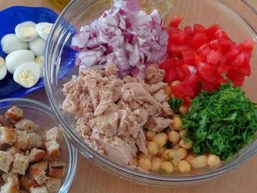 Рецепт салата из помидоров с тунцом