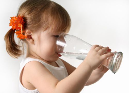 Почему нужно давать ребенку только чистую воду?